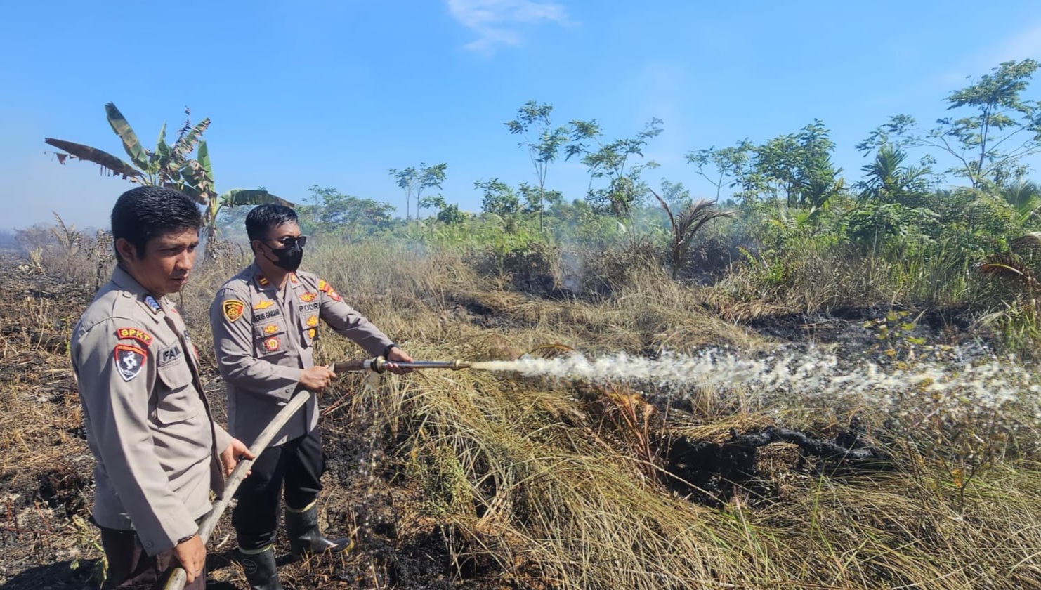 Polsek Jawai Bersama Tim Gabungan Berjibaku Padamkan Api di Desa Sarang Burung Danau