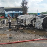 Truk Tangki Bermuatan BBM Terguling dan Terbakar di Sintang