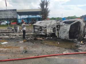 Truk Tangki Bermuatan BBM Terguling dan Terbakar di Sintang