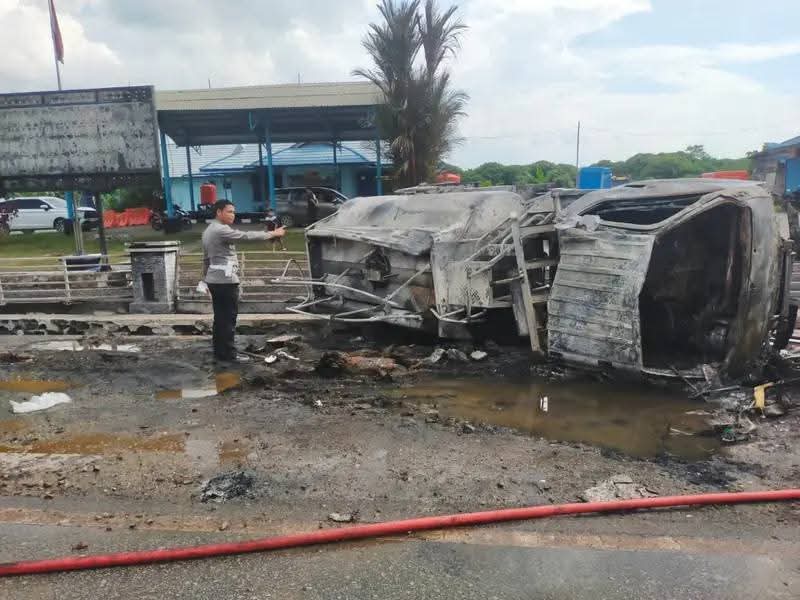Truk Tangki Bermuatan BBM Terguling dan Terbakar di Sintang