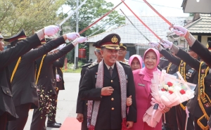 Tradisi Pedang Pora: Polres Sambas Beri Penghormatan kepada Purna Bhakti