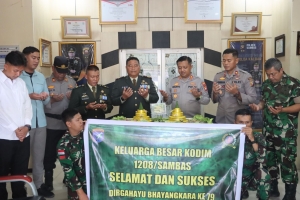Sinergi TNI-Polri, Kodim 1208/Sambas Berikan Kejutan Nasi Tumpeng di HUT Bhayangkara ke-79