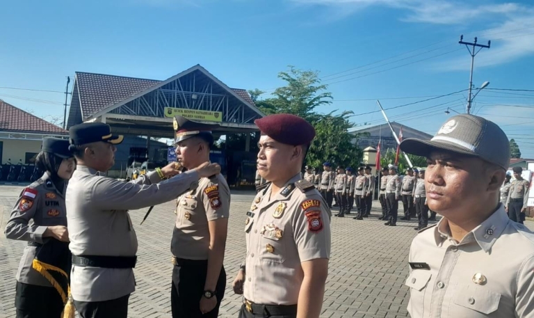Upacara Kenaikan Pangkat 55 Personel Polres Sambas, Kapolres: Semoga Jadi Motivasi