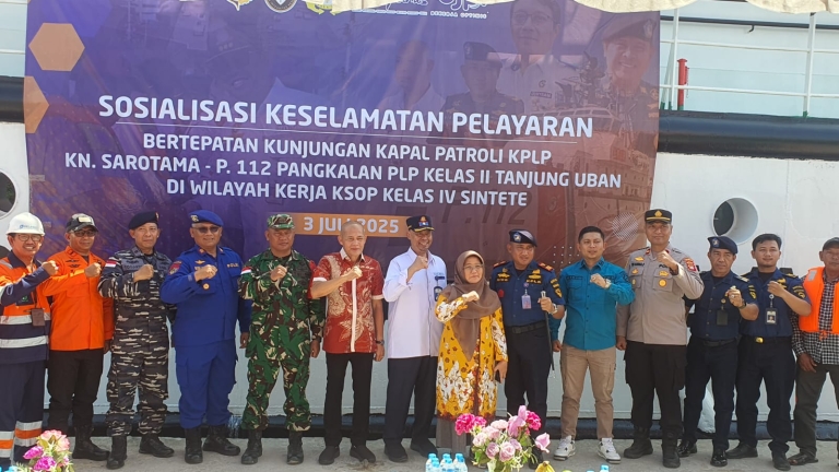 Kapal Patroli KN. Sarotama Kunjungi Pelabuhan Sintete, Sosialisasi Keselamatan Pelayaran Digelar