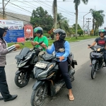 Satlantas Polres Sambas Ajak Pengendara Tertib Berlalu Lintas melalui Kegiatan Penling