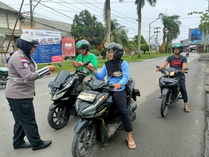 Satlantas Polres Sambas Ajak Pengendara Tertib Berlalu Lintas melalui Kegiatan Penling