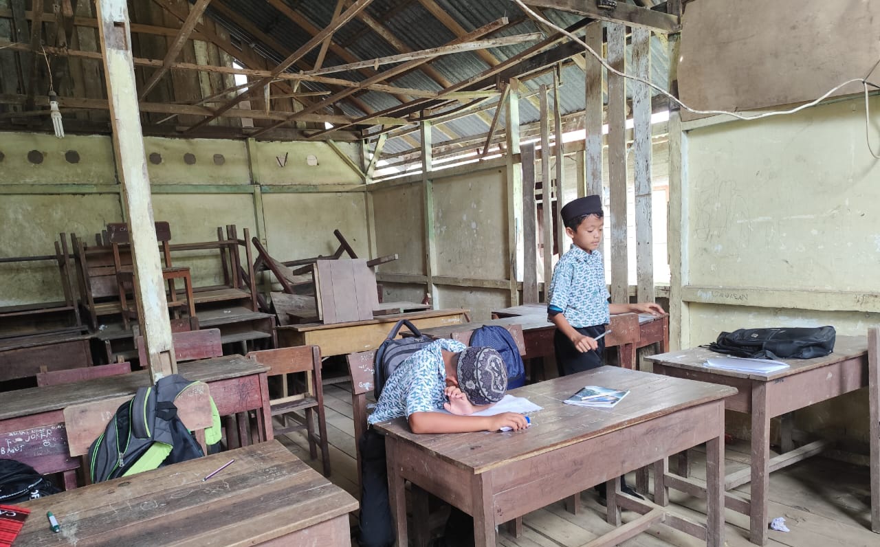 Kondisi Ruang Kelas MIS Nurul Islam Serumpun Salatiga Sambas Memprihatinkan