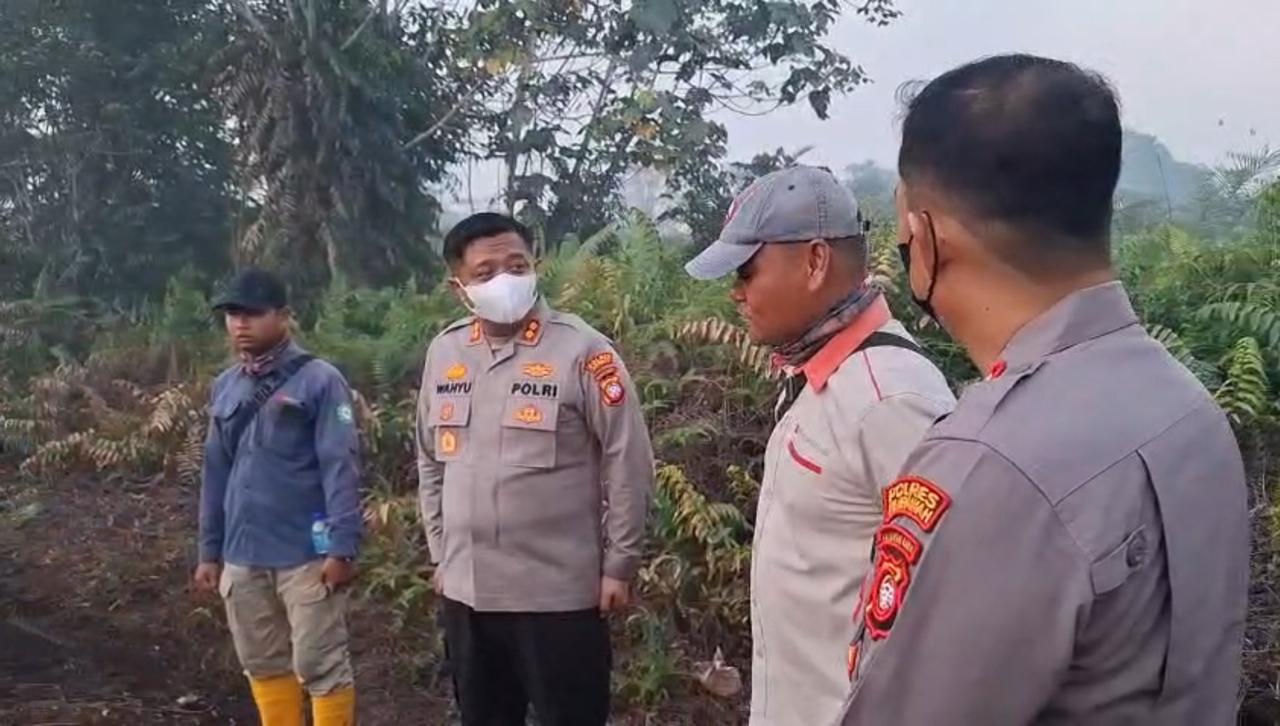 Kapolres Sambas Pimpin Penanggulangan Titik Api di Desa Batu Makjage