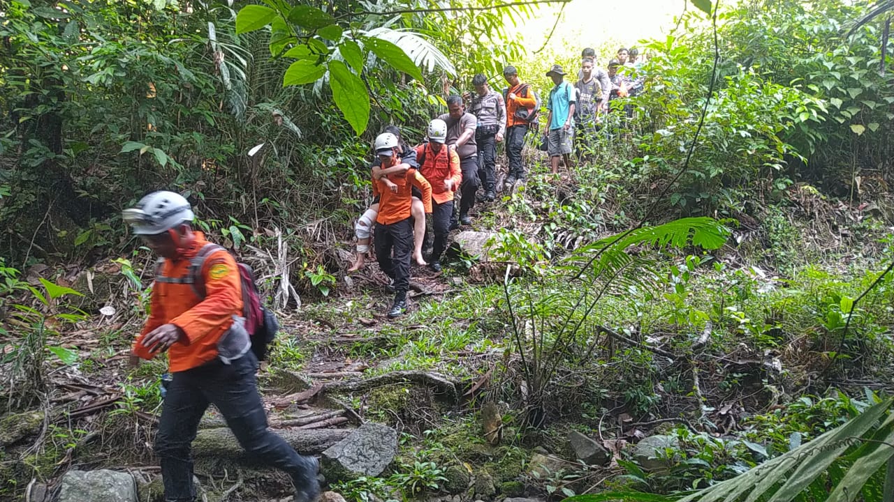 Tim SAR Gabungan Evakuasi Tiga Pendaki Tersesat di Gunung Bawang Bengkayang