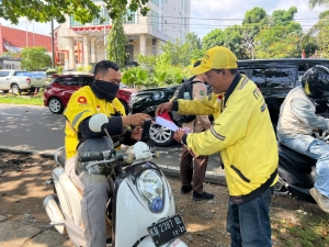 Maxim Kalbar Semarakkan HUT RI ke-80 dengan Bagikan Bendera dan Stiker Merah Putih