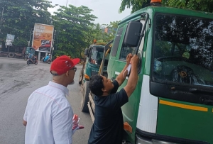 Sambut HUT RI ke-80, DPD Aptrindo Kalbar Bagikan Ratusan Bendera dan Stiker Merah Putih