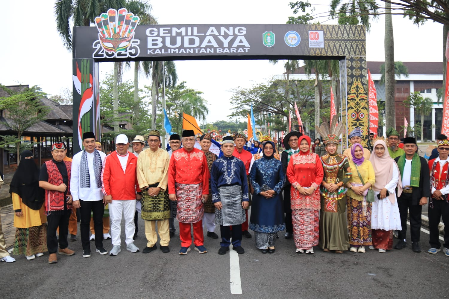 Ribuan Peserta Meriahkan Karnaval Gemilang Budaya Kalimantan Barat