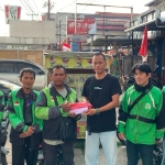Semarakkan HUT RI ke-80, Gojek Kalbar Bagikan Bendera Merah Putih
