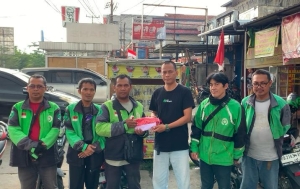 Semarakkan HUT RI ke-80, Gojek Kalbar Bagikan Bendera Merah Putih
