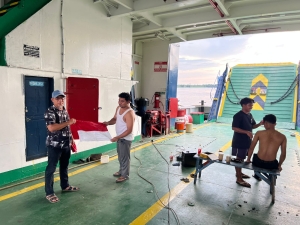 GAPASDAP Kalbar Semarakkan HUT RI ke-80 dengan Pembagian Bendera Merah Putih