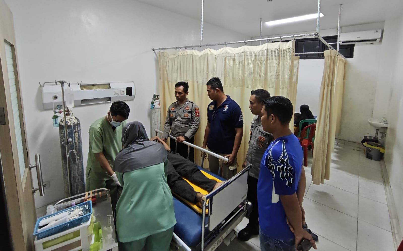 Percobaan Bunuh Diri Dengan Melompat di Atas Tower Sambas, Pemuda Ini Dalam Perawatan Medis