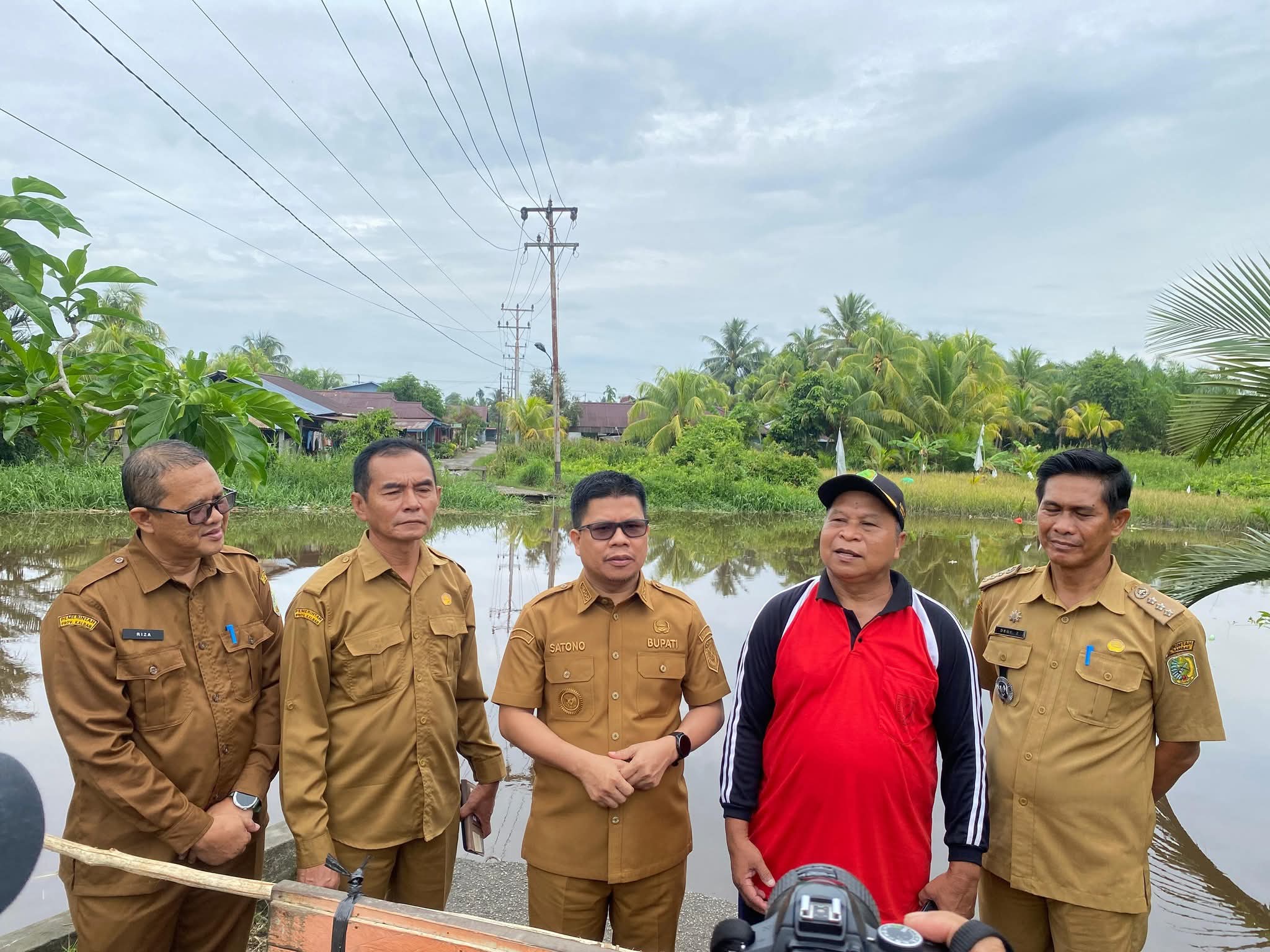 Bupati Sambas Tinjau Jembatan Penghubung di Kecamatan Tebas Yang Putus, Janji Bangun Baru yang Lebih Kokoh