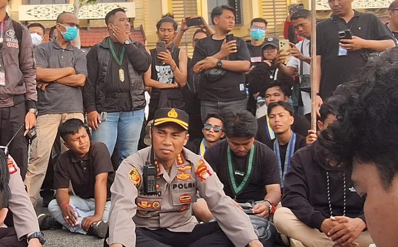 Ribuan Massa Gelar Mahkamah Rakyat di Mapolda Kalbar