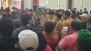 Massa Desak Bupati Satono Copot Kadis Pendidikan Kabupaten Sambas Dari Jabatannya