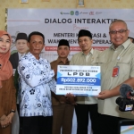 Menteri Koperasi RI Serahkan Bantuan Rp 502 Juta untuk Koperasi Merah Putih di Desa Jeruju Besar, Kubu Raya