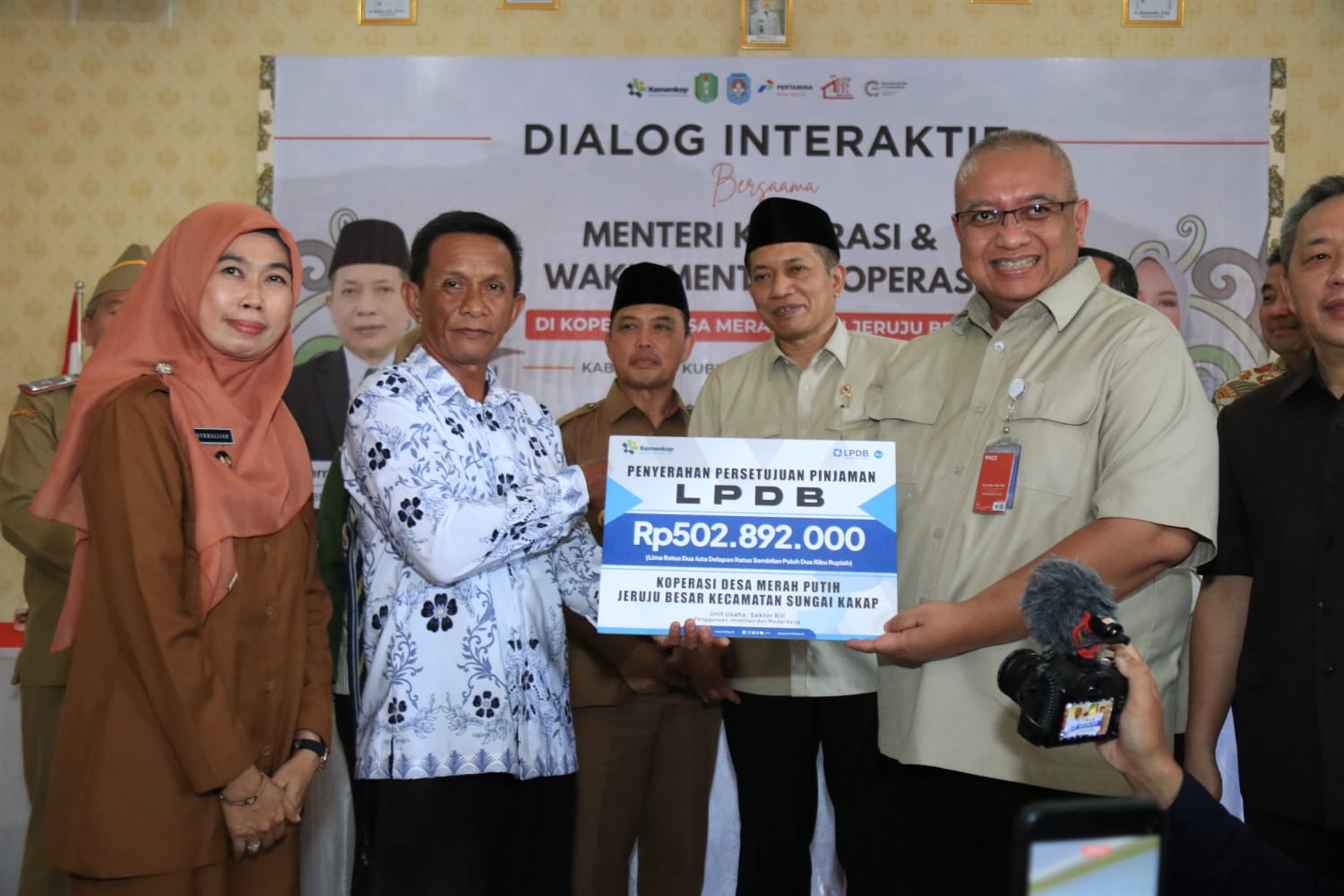 Menteri Koperasi RI Serahkan Bantuan Rp 502 Juta untuk Koperasi Merah Putih di Desa Jeruju Besar, Kubu Raya