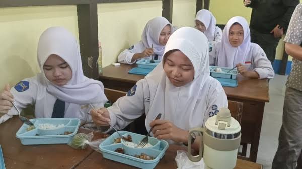 Distribusi Makanan Aman: Korwil MBG Sambas Beri Jaminan