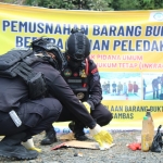 Kejari Sambas Musnahkan Barang Bukti Bahan Peledak Berbahaya Hasil Putusan Pengadilan