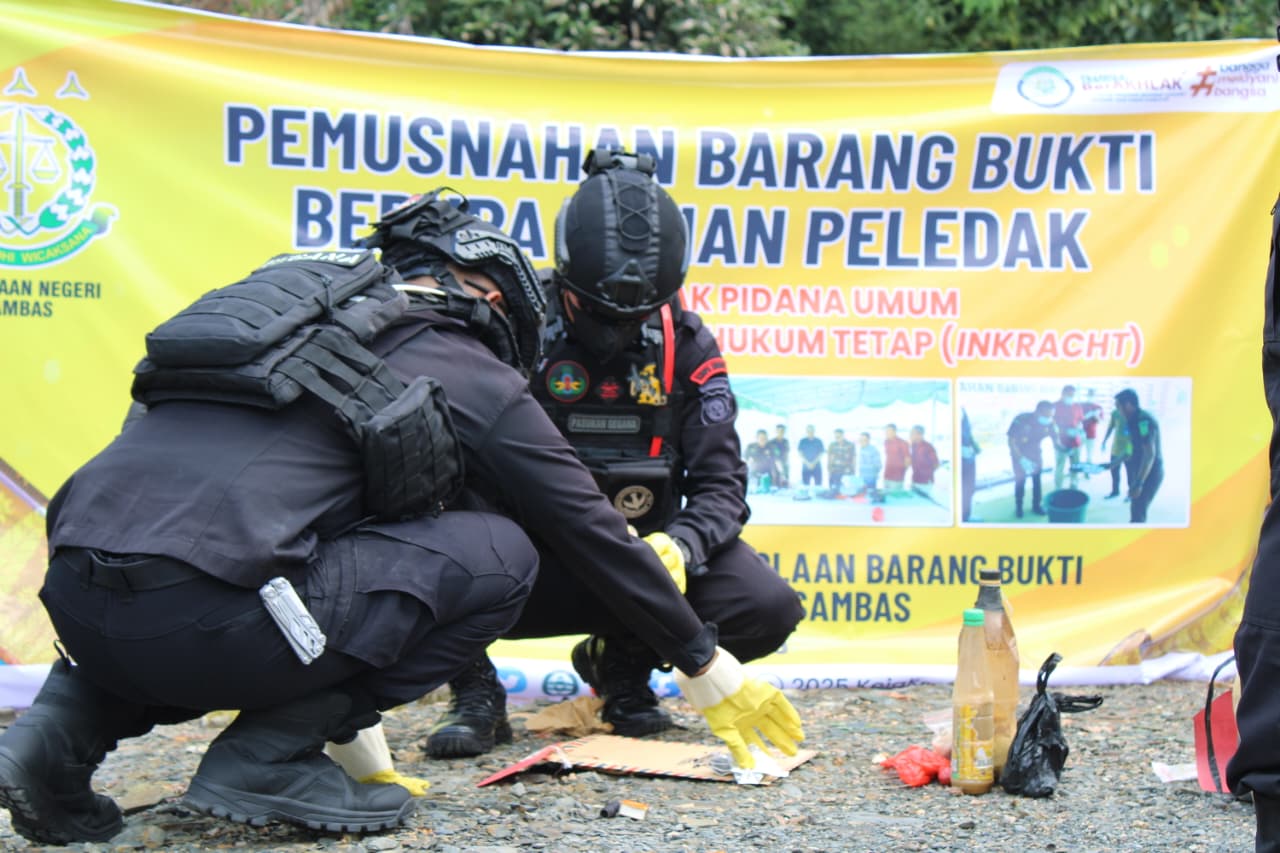 Kejari Sambas Musnahkan Barang Bukti Bahan Peledak Berbahaya Hasil Putusan Pengadilan