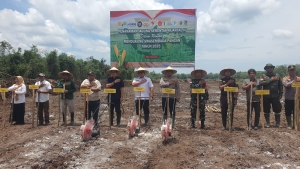 Polres dan Pemkab Sambas Tanam Jagung Serentak Kuartal IV di Lahan SMKN 1 Teluk Keramat