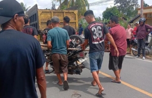Seorang Mahasiswa Tewas Tabrakan Dump Truk dan Motor di Jalan Kartiasa, Sambas