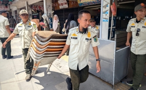 Satpol PP Tertibkan PKL dan Parkir Area Pendestrian Pasar Tebas