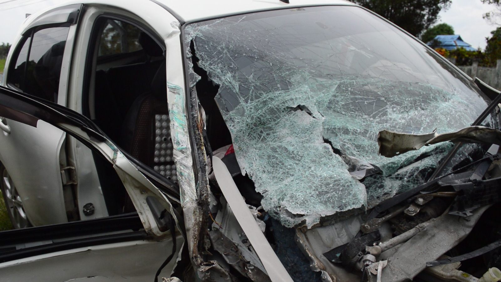 Lakalantas di Semparuk, Mobil Nissan March Bertabrakan dengan Truk Canter Hingga 2 Orang Dilarikan ke Rumah Sakit