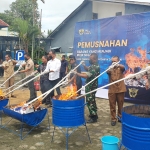 Bea Cukai Sintete Musnahkan Kosmetik Ilegal dan Handphone Bekas