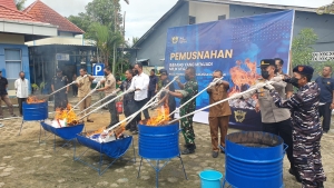 Bea Cukai Sintete Musnahkan Kosmetik Ilegal dan Handphone Bekas