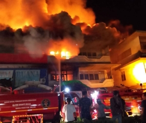 Kebakaran 5 Ruko di Nanga Pinoh, Melawi, Kalbar: Petugas Berjibaku Padamkan Api