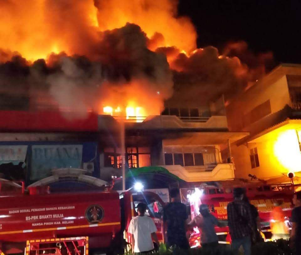 Kebakaran 5 Ruko di Nanga Pinoh, Melawi, Kalbar: Petugas Berjibaku Padamkan Api