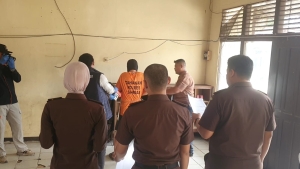 Tersangka Peragakan 31 Adegan Dalam Kasus Pembunuhan di Desa Jelutung