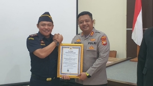 DJBC Kalbar Melalui Bea Cukai Sintete Beri Penghargaan kepada Polres Sambas atas Keberhasilan Tangkal Penyeludupan Mobil Mewah