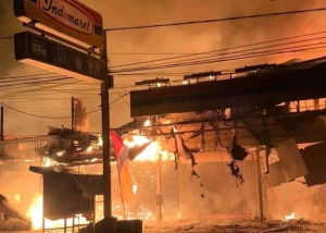 BREAKING NEWS – Kobaran Api Hanguskan Sejumlah Ruko di Pasar Simpang Empat Tangaran