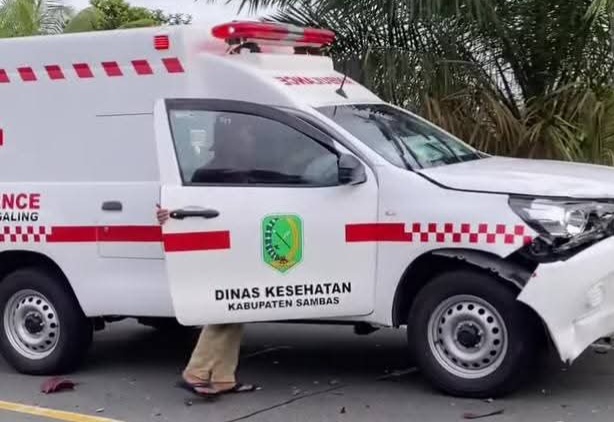 Laka Lantas di Galing Libatkan Mobil Ambulans dan Sepeda Motor