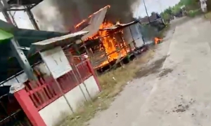 Api Cepat Membesar, Dua Rumah Kayu di Tekarang Ludes Terbakar