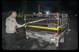 Polsek Jawai Tangani Kebakaran Mobil Pick Up di Desa Sentebang, Tidak Ada Korban Jiwa