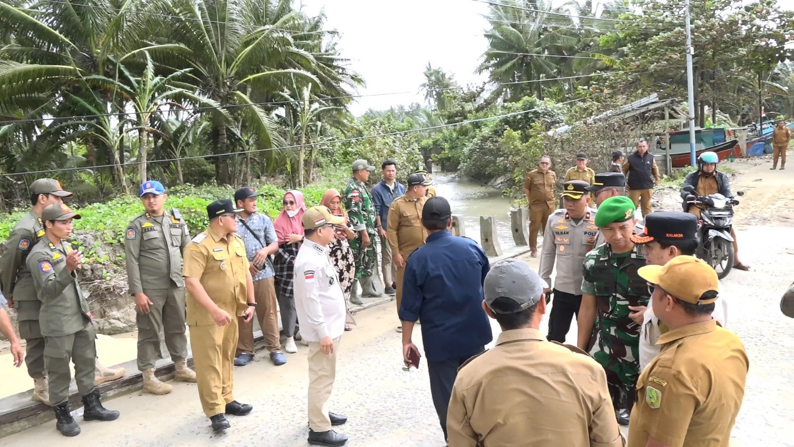 Bupati dan Wakil Bupati Sambas Tinjau Abrasi Pantai dan Jembatan di Paloh