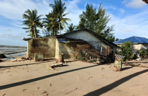 Abrasi Tak Kunjung Ditangani, Rumah Warga di Pantai Kahona Desa Sarang Burung Danau Kian Terancam