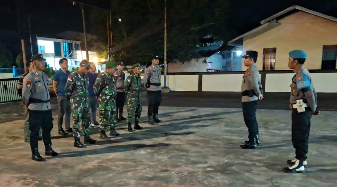 Patroli Skala Besar Polsek Semparuk, Jaga Kamtibmas Meski Diguyur Hujan