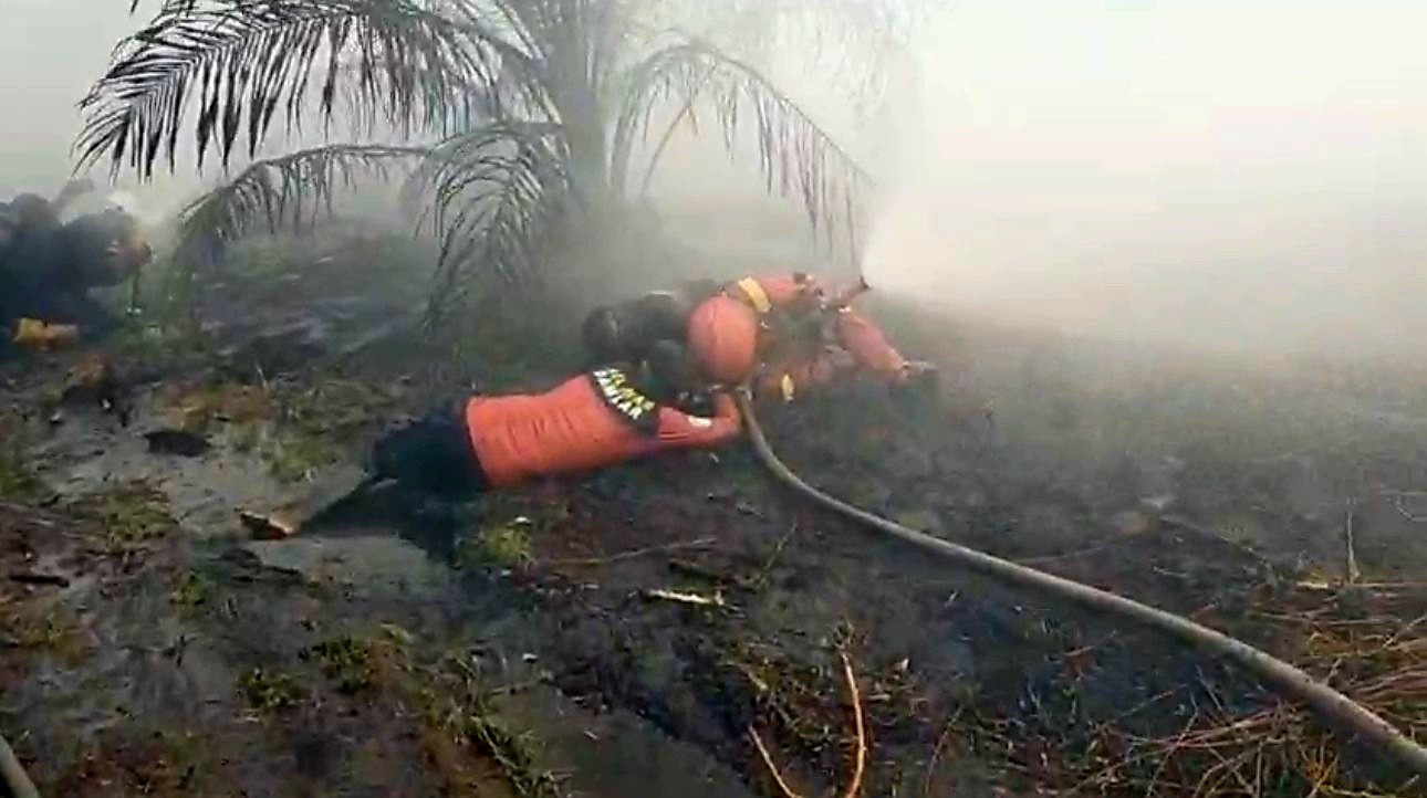 Dua Anggota MPA Rasau Jaya Umum Sesak Napas Saat Padamkan Karhutla