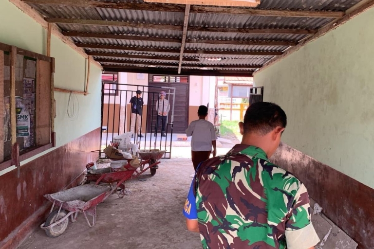 BREAKING NEWS – Aksi Pelemparan Bom Molotov Gegerkan SMPN 3 Sungai Raya, Polisi Amankan Terduga Pelaku