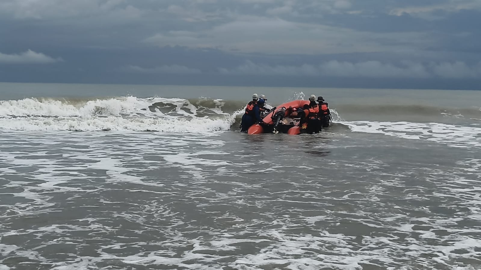 Kasat Pol PP Sambas Meninggal Dunia Saat Selamatkan Anak dari Arus Laut, Satu Korban Masih Dicari Tim SAR