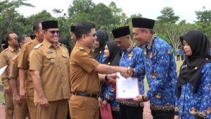 Pemkab Sambas Serahkan 3.233 SK PPPK Paruh Waktu TA 2025