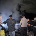 Kebakaran Hanguskan Bangunan Tak Terpakai SDN 03 Nibung, Polsek Paloh Gerak Cepat